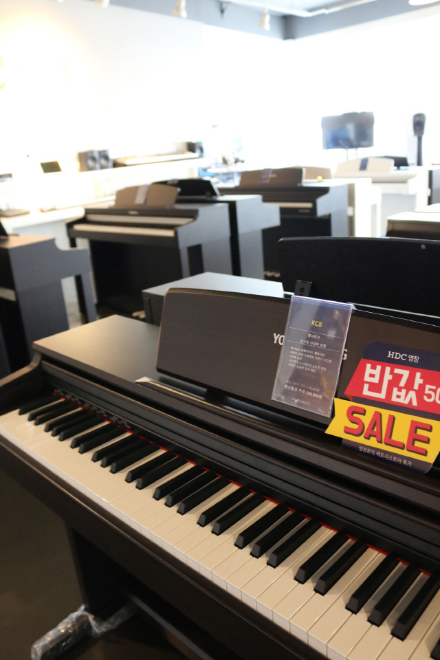 인천 가좌동에 있는 HDC영창 팩토리스토어에 할인 피아노들이 진열돼 있다. /자료제공=HDC영창