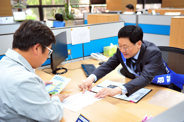 강낙규(오른쪽) 기술보증기금 전무이사가 9일 오전 기보 부평지점에서 ‘1일 지점장’으로 활동하며 고객에게 서비스를 설명하고 있다. /사진제공=기보