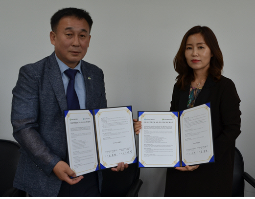 김종덕(왼쪽) 한국시설안전공단 건축생활시설실장과 이선영 경남과학기술대학교 건축공학과장이 지난 8일 경남 진주시 경남과기대에서 시설물 안전점검 및 교육 재능기부 관련 업무협약(MOU)을 체결한 뒤 기념촬영을 하고 있다. 양 기관은 진주지역 인재 양성과 지역사회 발전을 위해 대학생 중심의 시설안전체험과 전문가 특별강연을 추진할 예정이다./사진제공=한국시설안전공단