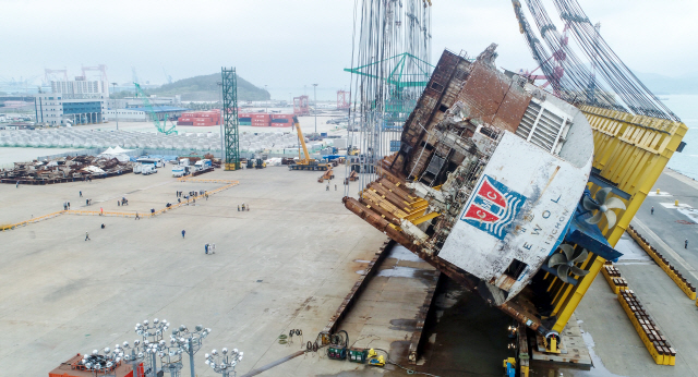 무사히 진행되는 세월호 직립 사전점검      (목포=연합뉴스) 김도훈 기자 = 세월호 선체세우기 사전점검 작업일인 9일 오전 전남 목포신항에서 세월호가 해상크레인에 의해 들어올려지고 있다.      세월호를 선체 각도 약 40도까지 들어올리는 예행연습을 무사히 끝마친 선조위는 10일 오전 선체직립작업을 진행한다. 2018.5.9      superdoo82@yna.co.kr  (끝)      <저작권자(c) 연합뉴스, 무단 전재-재배포 금지>