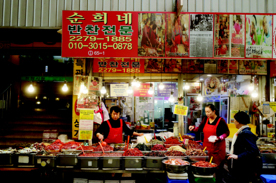 지난해 오래가게로 선정된 서울 광장시장에 있는 순희네반찬전문. /사진제공=서울시