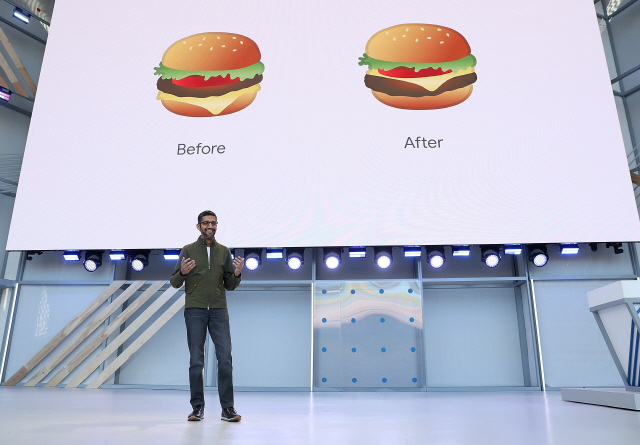 순달 피차이 구글 CEO가 구글I/O 2018에서 구글어시스턴트를 설명하고 있다. /AFP=연합뉴스