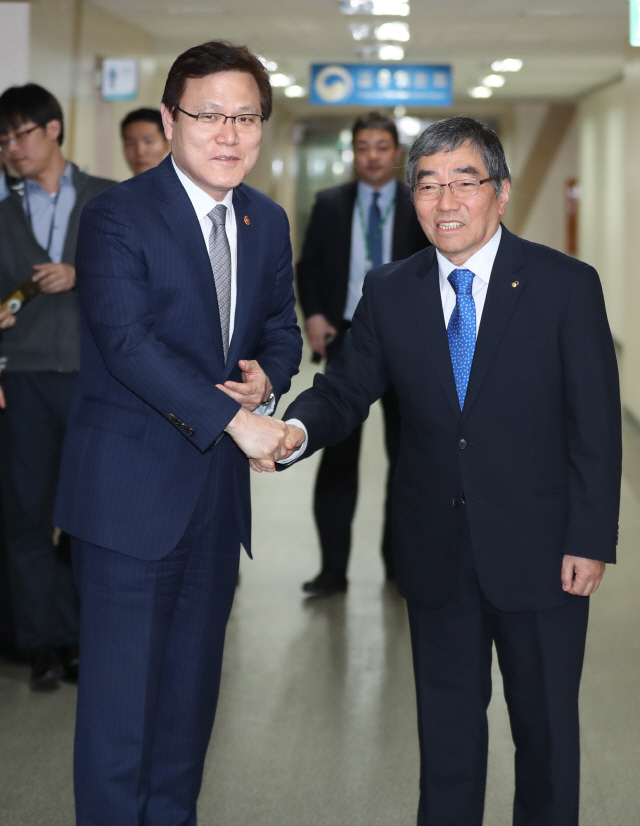 윤석헌(오른쪽) 신임 금융감독원장이 9일 오전 서울 종로구 정부서울청사 금융위원회를 방문, 최종구 금융위원장과 인사하고 있다. /연합뉴스