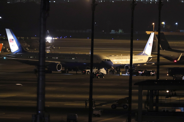 북한이 억류했던 한국계 미국인 3명을 태운 마이크 폼페이오 미국 국무장관의 전용기가 9일 밤 일본 도쿄 요코타 기지에 착륙해 있다. /도쿄=AP연합뉴스