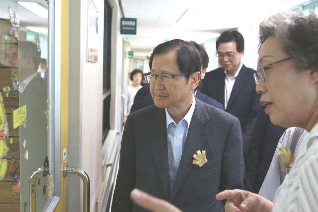 박찬구(왼쪽) 금호석유화학그룹 회장이 지난 8일 서울 용산구 ‘영락애니아의 집’에서 중증장애인용 맞춤형 장애인 보조기를 전달한 후 시설을 둘러보고 있다. 금호석유화학은 서울 수도권과 강원 지역의 장애인 거주시설 8곳에 5,800만원 상당의 맞춤형 휠체어와 장애인 보조기 26대를 기증했다. /사진제공=금호석유화학