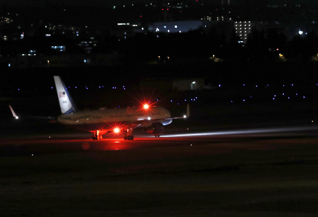 마이크 폼페이오 미 국무 장관 일행이 탑승한 전용기가 9일 밤 평양을 출발, 도쿄 인근 일본 요코아 미 공군기지에 착륙하고 있다./AP연합뉴스