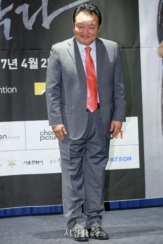 배우 이재포가 웹무비 ‘눈을 감다’ 제작발표회에서 포즈를 취하고 있다.