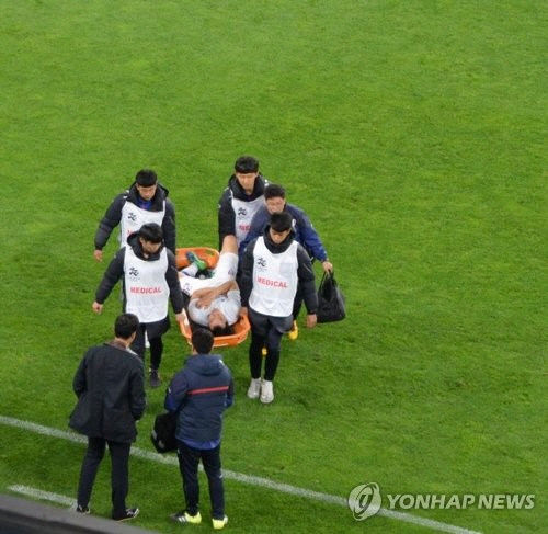 수원 삼성 염기훈이 9일 울산문수경기장에서 열린 2018 아시아축구연맹(AFC) 챔피언스리그 16강 1차전 울산 현대와 원정경기에서 들것에 실려 나가고 있다 (사진=연합뉴스)