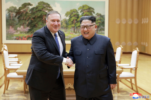 조선중앙통신은 북한 김정은 국무위원장이 마이크 폼페이오 미국 국무장관을 접견했다고 10일 보도했다./연합뉴스