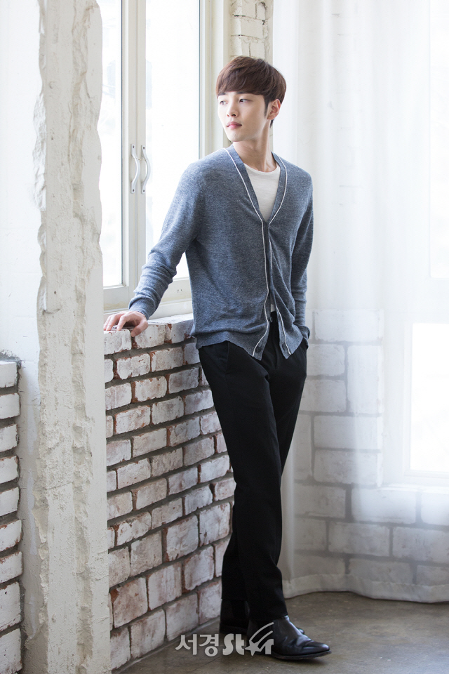 배우 김민재가 10일 오후 서울 종로구 한 카페에서 진행된 인터뷰에 앞서 포토타임을 갖고 있다.
