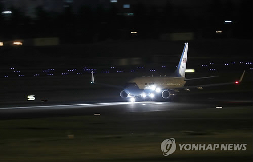 북한에 억류됐다 석방된 한국계 미국인 3명이 마이크 폼페이오 미국 국무장관과 함께 미국으로 귀환했다. 사진은 이들을 태운 전용기가 9일(현지시간) 일본 도쿄 외곽 요코타 공군기지를 이륙하는 모습./연합뉴스