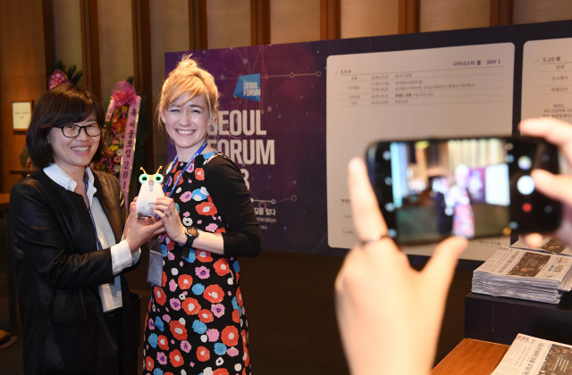 린다 리우카스(오른쪽) 프로그래머가 10일 서울 장충동 신라호텔에서 열린 ‘서울포럼 2018’에서 강연을 마친 뒤 한 참가자와 기념촬영을 하고 있다./권욱기자