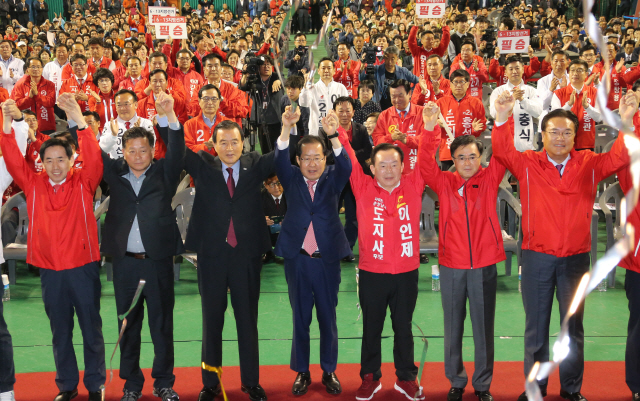 홍준표(가운데) 자유한국당 대표가 10일 오전 충남 홍성 홍주문화체육센터에서 열린 6.13 지방선거 충남 필승결의대회에서 참석자들과 포즈를 취하고 있다./연합뉴스