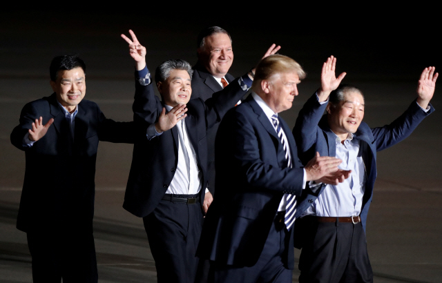 도널드 트럼프(오른쪽 두번째) 미국 대통령이 10일 메릴랜드주 앤드루스 공군기지에서 북한에 억류됐다 풀려난 한국계 미국인 3명을 직접 맞이하며 박수를 치고 있다.     /메릴랜드주=AFP연합뉴스