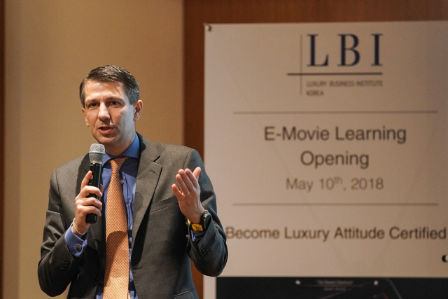에두와르 샹르노(Edouard Champrenault) LBI 사장이 ‘럭셔리 비즈니스 인스티튜트(LBI)’를 소개하고 있다./사진제공=LBI코리아