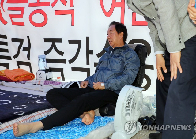 ‘단식 8일’ 김성태, 병원 이송됐다 5시간 만에 농성장 복귀