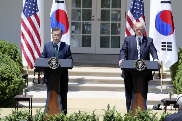 지난해 6월 말 문재인 대통령이 백악관에서 도널드 트럼프 미국 대통령과 정상회담 후 공동 기자회견을 하고 있다.