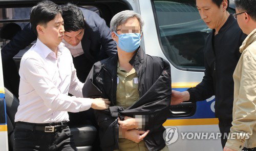 경찰이 11일 ‘드루킹’ 김모씨에 대해 체포영장을 집행하고 이틀째 추가 조사를 벌이고 있다./연합뉴스