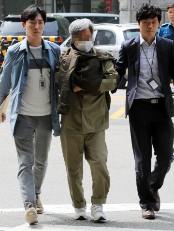 네이버 댓글조작 혐의를 받고 있는 ‘드루킹(필명)’ 김동원이 11일 조사를 받기 위해 서울지방경찰청으로 이송되고 있다./연합뉴스
