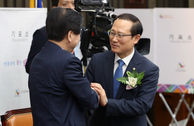 11일 오전 국회에서 더불어민주당 신임 원내대표에 선출된 홍영표 의원이 노웅래 의원에게 축하를 받고 있다. /연합뉴스