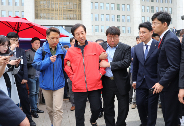 ‘드루킹 특검’을 요구하며 국회 앞에서 9일째 단식농성을 이어가고 있는 자유한국당 김성태 원내대표가 11일 오후 열린 자유한국당 의원총회의 결정으로 천막을 나서 병원으로 향하고 있다./연합뉴스