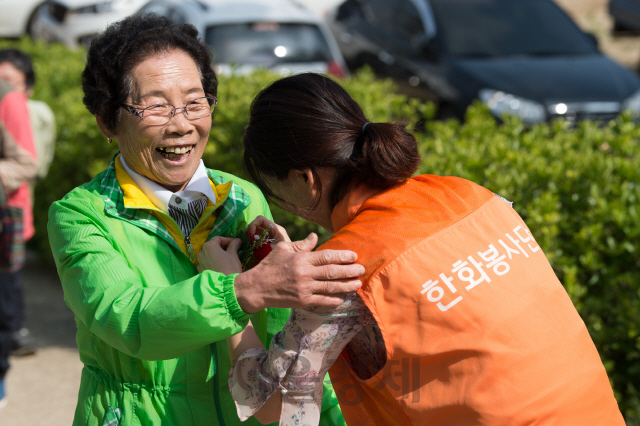 한화토탈 직원이 지난 10일 충남 대산중학교 체육관에서 열린 ‘한화토탈과 함께하는 어버이날 기념 효잔치’에서 인근 지역 어르신을 반갑게 맞이하고 있다. /사진제공=한화토탈