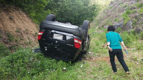 영동서 산길 오르던 SUV 차량 전복…1명 사망·3명 부상