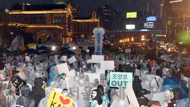 12일 오후 서울역 광장에서 대한항공 직원연대가 조양호 회장 일가 퇴진과 갑질 근절을 위한 2차 촛불집회열고, '조씨일가 전원 OUT' 문구를 보이는 퍼포먼스를 하고 있다. /이호재기자.