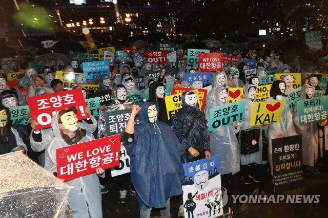 대한항공 직원들, ‘조양호 일가 퇴진’ 촉구 집회…박창진 사무장 사회