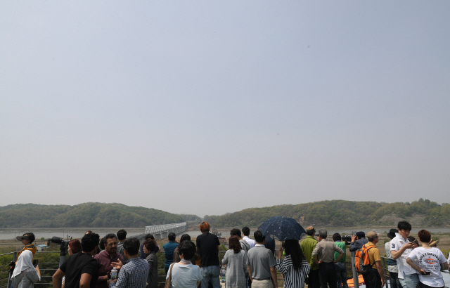 남북정상회담 이후 분단과 통일에 대한 높아진 관심을 반영하듯 파주 임진각이 관광객들로 붐비고 있다. /연합뉴스