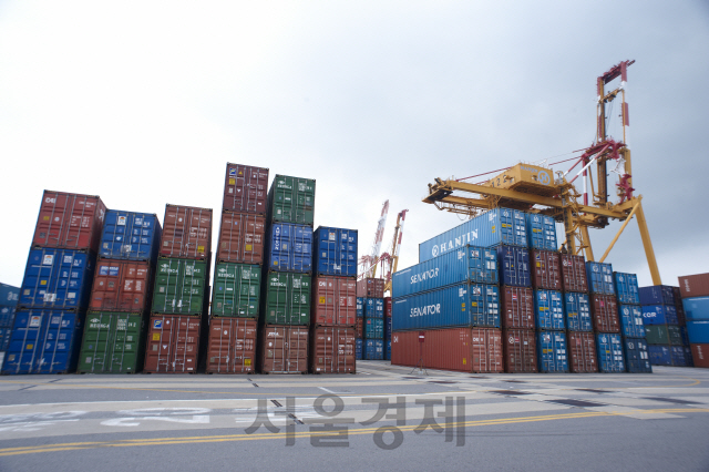 한 항구에 수출 컨테이너들이 늘어서 있다 /서울경제DB