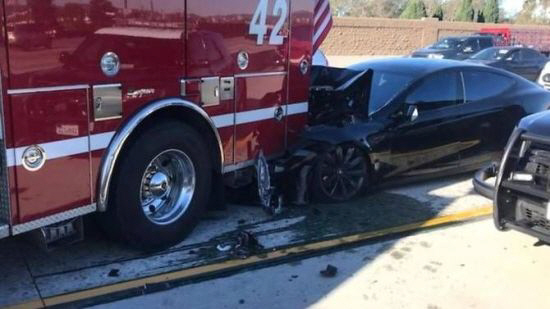 지난 11일 저녁(현지시간) 테슬라 모델 S 승용차가 교차로에서 빨간 신호등에 정차해 있던 소방장비 트럭을 시속 60마일(약 96㎞)로 추돌했다./사진=미국 ABC뉴스