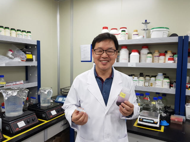 정점규 젠바디 대표가 13일 천안 본사의 실험실에서 젠바디가 개발한 진단키트의 특징을 소개하고 있다. /정민정기자