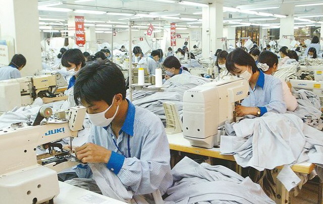 한 국내 업체의 베트남 하노이 생산법인에서 현지 직원들이 셔츠를 만들고 있다. /서울경제DB