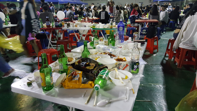 성균관대 축제기간 캠퍼스 안에 마련된 테이블 위에 술병과 안주가 어지럽게 널려 있다./오지현기자