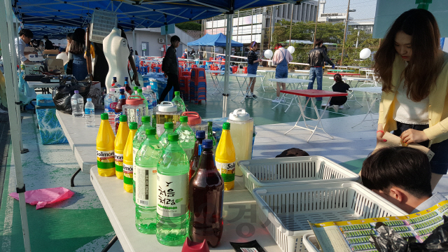 10일 서울 성균관대학교 축제에서 개시를 준비하고 있는 주점 테이블 위로 술병들이 놓여져 있다./오지현기자