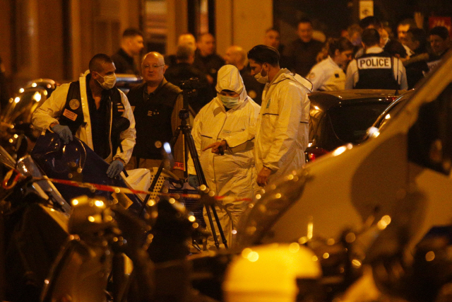 프랑스 파리 도심 한복판에서 흉기 테러가 발생한 12일(현지시간) 경찰관들이 범행장소를 수색하고 있다. /파리=AFP연합뉴스