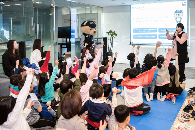 보안전문기업 ADT캡스가 5월 가정의 달을 맞아 지난 12일 서울 삼성동 본사에서 임직원 자녀를 대상으로 부모 직장 체험 행사 ‘아이러브 ADT’를 진행했다. ADT캡스 이용주 경호팀장이 행사에 참가한 임직원 자녀들에게 범죄안전 퀴즈 프로그램을 진행하고 있다. /사진제공=ADT캡스