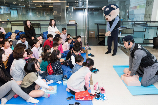 보안전문기업 ADT캡스가 5월 가정의 달을 맞아 지난 12일 서울 삼성동 본사에서 임직원 자녀를 대상으로 부모 직장 체험 행사 ‘아이러브 ADT’를 진행했다. ADT캡스 경호팀이 행사에 참가한 임직원 자녀들에게 심폐소생술 시범을 선보이고 있다. /사진제공=ADT캡스