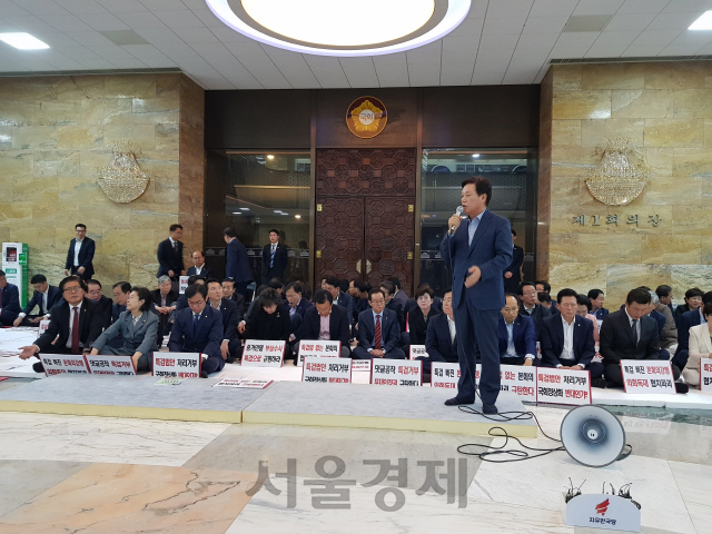 자유한국당 의원들이 14일 서울 여의도 국회 로텐더 홀에서 드루킹 사건 특검 수용을 촉구하고 있다./박우인기자