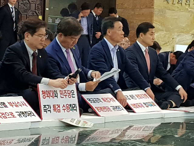 자유한국당 의원들이 14일 오전 국회 로텐도홀에서 본회의장 입구를 봉쇄한 채 드루킹특검 도입을 촉구하는 비상 의원총회를 열어 릴레이 발언을 하고 있다./송주희기자