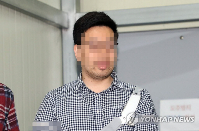 14일 오전 영등포서에서 경찰이 김성태 자유한국당 원내대표를 폭행한 혐의 등으로 구속된 김모(31)씨를 남부지검으로 이송하고 있다.