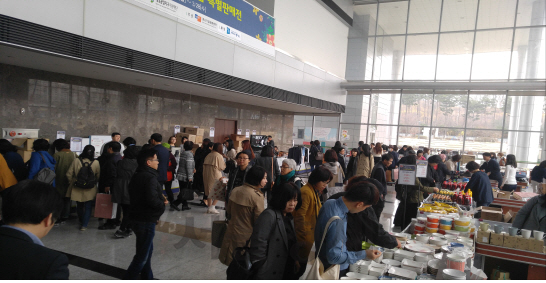 지난 3월 성남시청에서 열린 개성공단기업 특별판매전에서 고객들이 물건을 살펴보고 있다. /사진제공=중소기업유통센터