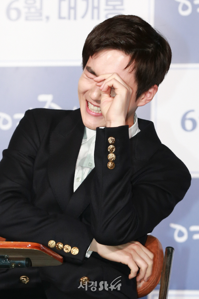 배우 김준면(엑소 수호)이 14일 오전 서울 광진구 롯데시네마 건대입구에서 열린 영화 ‘여중생A’ 제작보고회에 참석하고 있다.