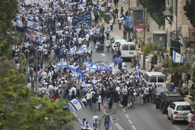 이스라엘 시민들이 건국 70주년을 하루 앞둔 13일(현지시간) 거리 행진을 펼치고 있다.  /예루살렘=신화연합뉴스