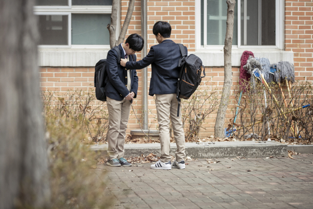 중학생에게 자신의 지갑을 훔치도록 한 뒤 경찰에 신고하겠다며 부모를 협박해 돈을 뜯어낸 혐의를 받는 10대 2명이 경찰에 붙잡혔다. /이미지투데이.