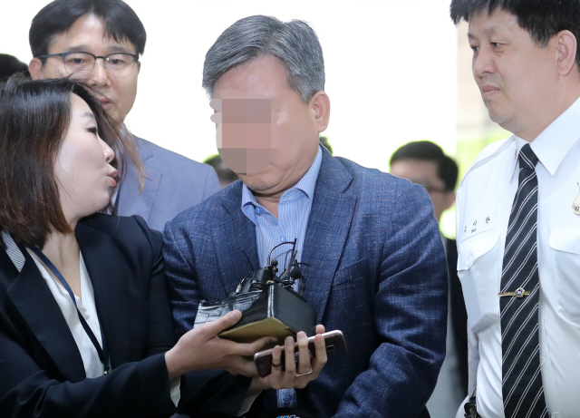 노조와해 활동 실무를 총괄한 의혹을 받는 최모 삼성전자서비스 전무가 구속 전 피의자심문(영장실질심사)을 받기 위해 14일 오전 서초구 서울중앙지법으로 들어서며 취재진 질문을 듣고 있다./연합뉴스