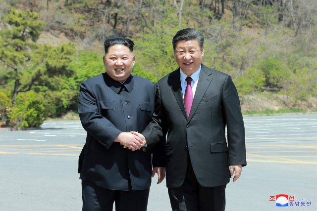 중국 다롄(大連)을 방문한 김정은 북한 국무위원장이 시진핑(習近平) 국가주석에게 비핵화 중간단계부터 경제지원 가능성을 약속받았다는 보도가 나왔다./서울경제DB