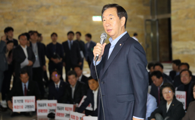 14일 김성태 자유한국당 원내대표는 “드루킹 특검법안과 국회의원 보궐선거를 위한 사퇴서 처리를 동시에 해줄 것을 강력하게 요청한다”고 촉구했다. /연합뉴스