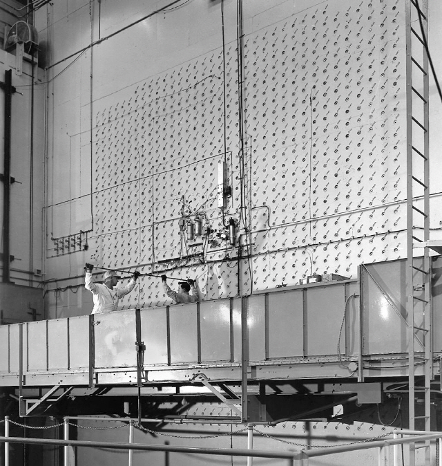 지난 1943년 오크리지 우라늄 농축 공장 근로자들이 일하던 모습. /위키피디아